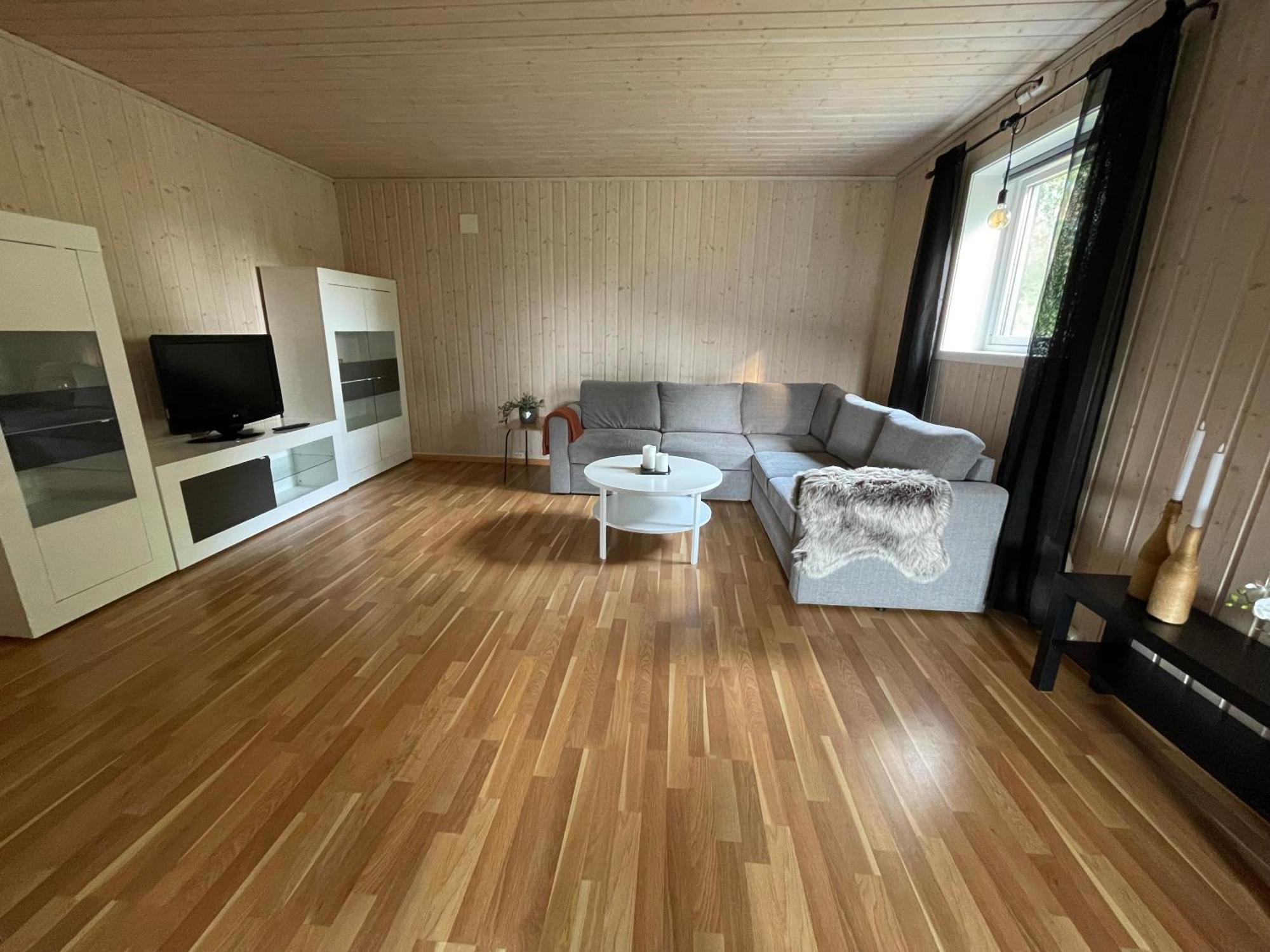 Sentral Og Romslig Leilighet Naert Senja Finnsnes Exteriör bild